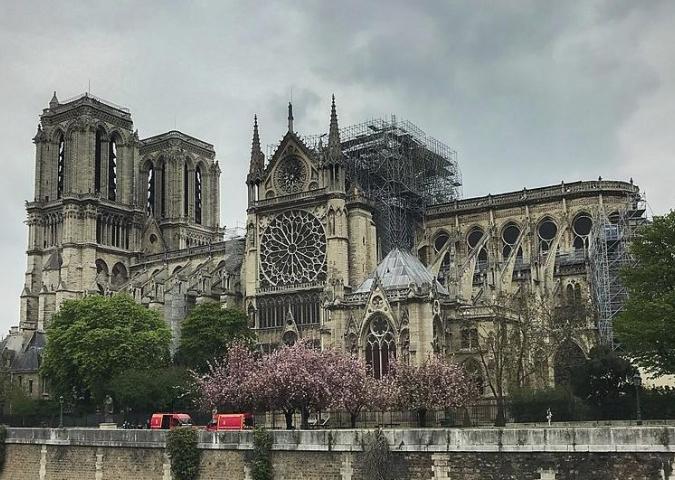 Macron: ‘La cattedrale sarà ricostruita in 5 anni’.