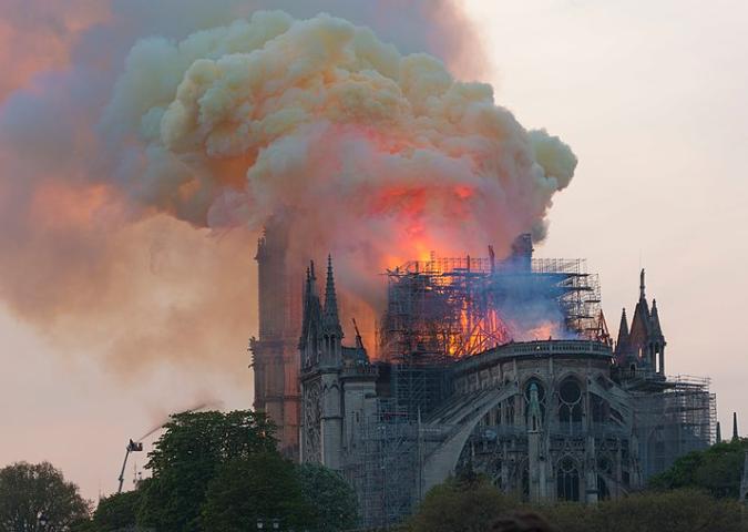 Le fiamme nel cantiere di Notre-Dame: le misure di sicurezza erano rispettate?