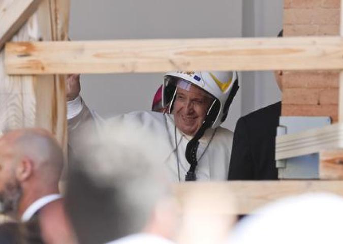 PAPA FRANCESCO A CAMERINO: SOLIDARIETA' TRA LE MACERIE
