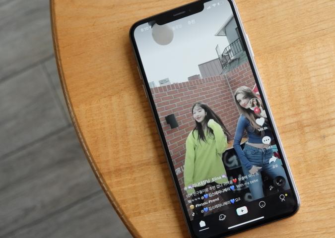 ‘TikTok’: davvero la nuova app che spopola tra i giovanissimi è pericolosa?