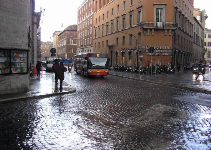 Pioggia a Roma: traffico in tilt, stazioni metro allagate, tangenziale bloccata per ore.
