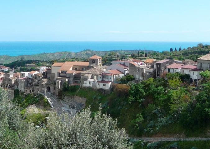 Non c’è pace per Riace: perde di nuovo il suo sindaco.
