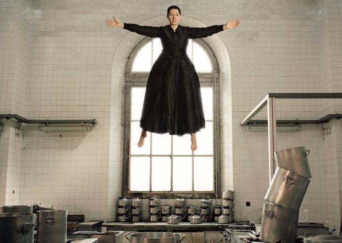 Le immagini di Marina Abramovic alla veneranda biblioteca ambrosiana.