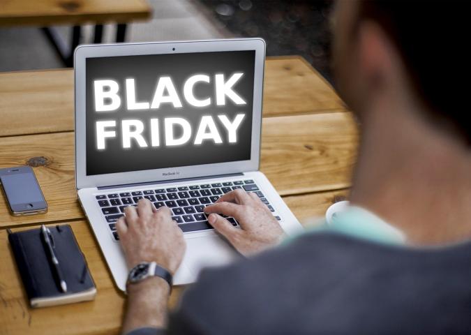 È la settimana che precede il Black Friday, gli sconti prenatalizi convengono davvero?