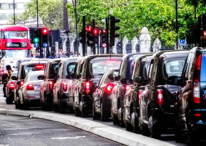 Uber, Londra sospende il rinnovo della licenza per problemi di sicurezza.
