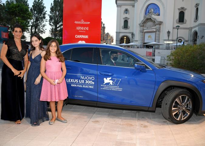 Originale, spettinato, dolente, emotivo… Le “Sorelle Macaluso” a Venezia 77