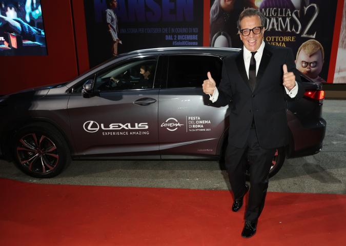 A Roma un elegante, sorridente e felice Gabriele Muccino
