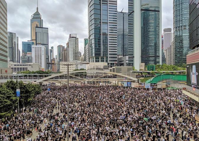 Hong Kong, le proteste anti-governo non si fermano.