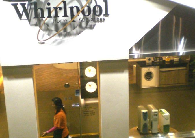 Whirpool a Napoli, l'azienda ci ripensa e congela la chiusura.