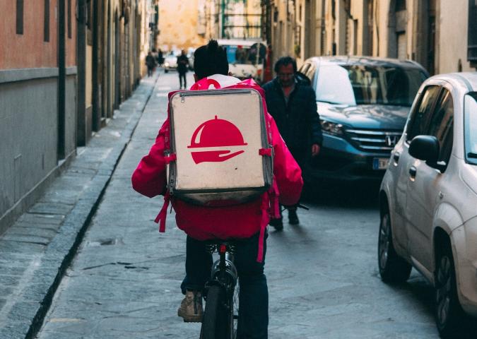 Nuove norme per tutelare i rider, ma loro frenano: ‘Abbattono i guadagni’.