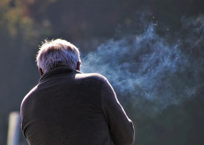 Proposta del Comitato Nazionale di Bioetica: vietare il fumo anche all'aperto.