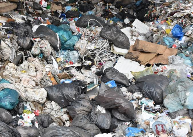 Roma, cumuli di rifiuti in strada e odore insopportabile.