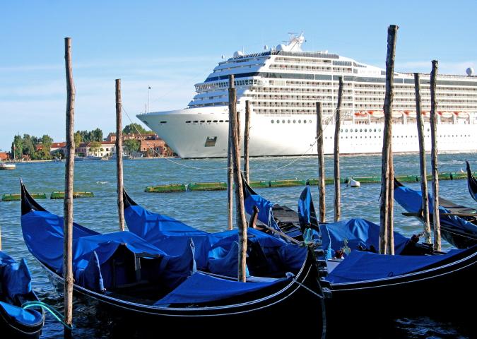 Navi da crociera a Venezia, metterle al bando oppure no?