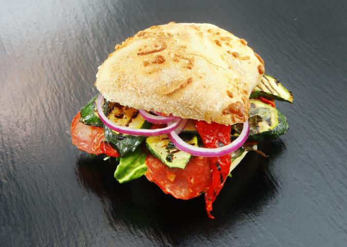 Napoli, preside vieta panini e merende fatte in casa: i genitori protestano.