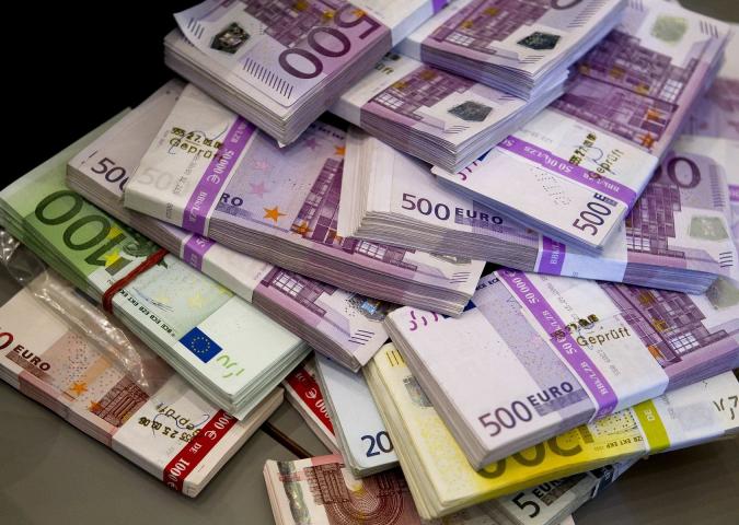 Il contante: il governo vuole disincentivarlo, Confindustria propone di tassarlo.