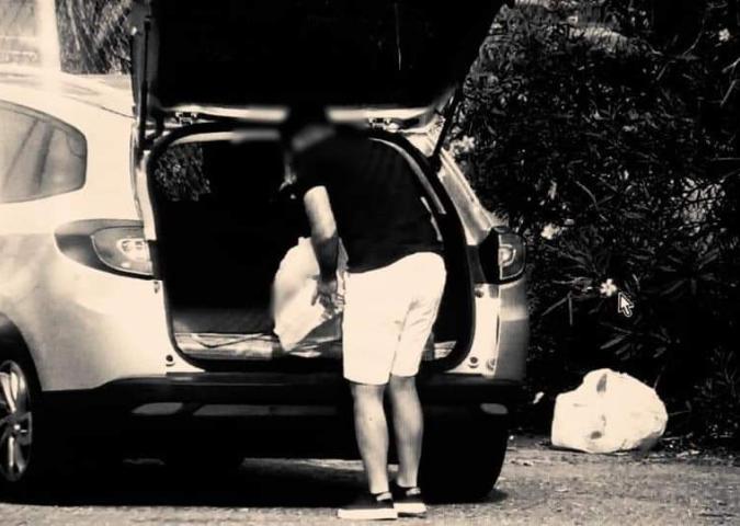 Cagliari: butta i rifiuti per strada, il sindaco pubblica le foto su Facebook.