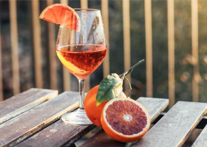 Il rito dell'aperitivo: ovvero tutta la gioia di stare in piedi, tra pessima musica, bevande scadenti e stuzzichini poco sani