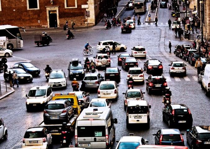 Raggi: "Troppo traffico? Cambiamo l’orario all'università".
