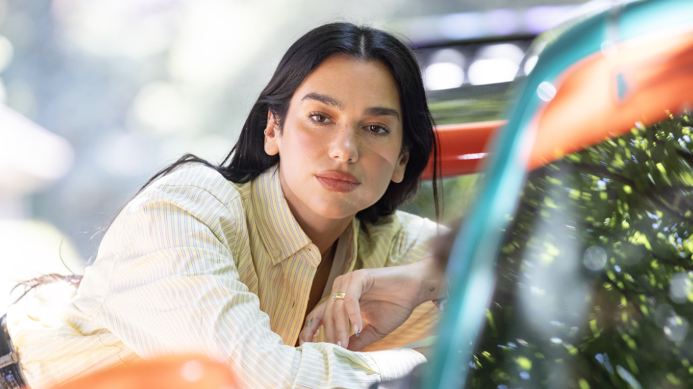 Dua Lipa a Miano in Galleria invita a vedere le Olimpiadi invernali. Il video