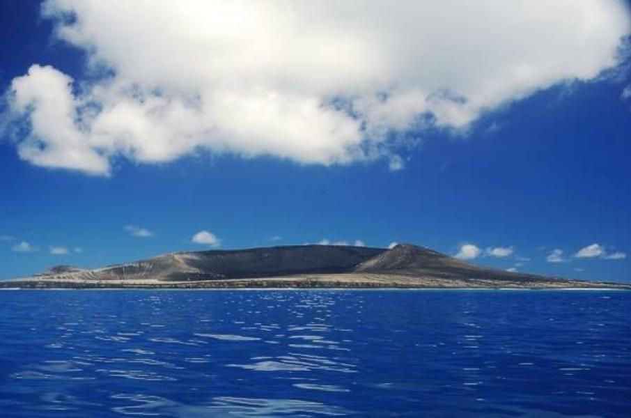L'isola vulcanica al largo di Tonga