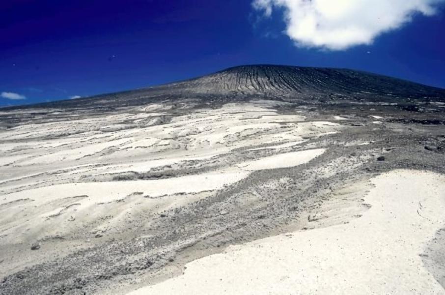L'isola vulcanica al largo di Tonga