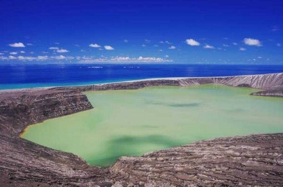 L'isola vulcanica al largo di Tonga