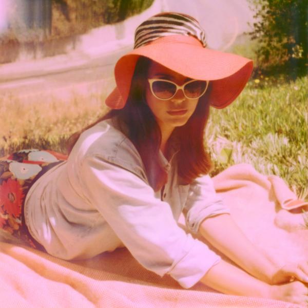 Lana Del Rey testimonia contro alcune fan "ossessionate"