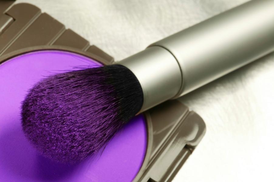Applicare troppo prodotto sui pennelli da trucco