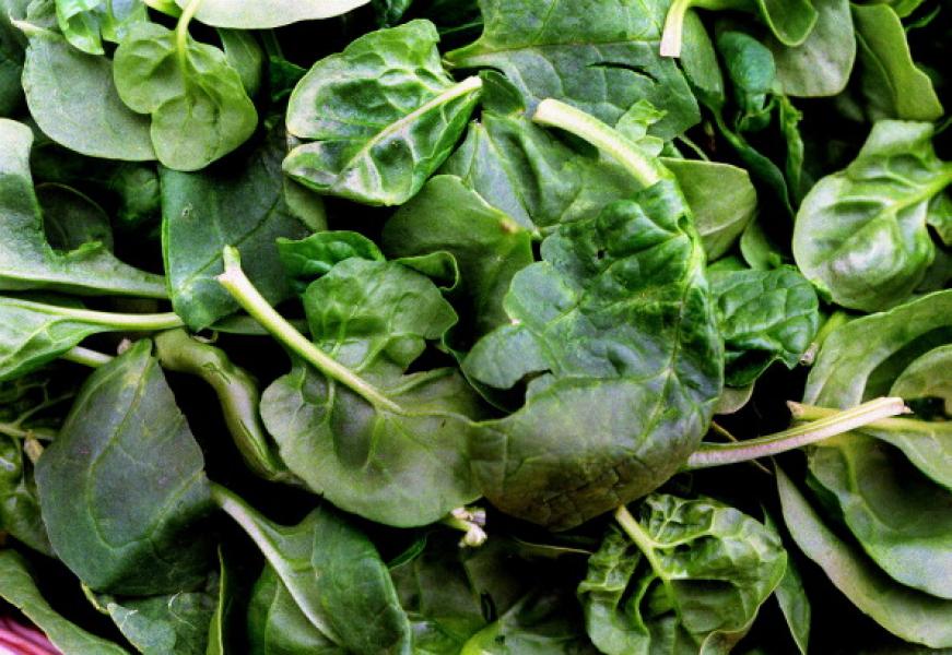 Spinaci e altre verdure a foglia verde