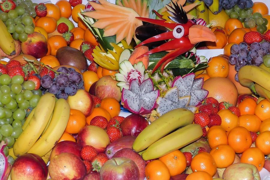 La frutta si mangia con la buccia o senza? Finalmente la risposta! Foto 1 di 4 Radio Monte Carlo La frutta si mangia con la buccia o senza? Finalmente la risposta! Foto 1 di 4 Radio Monte Carlo