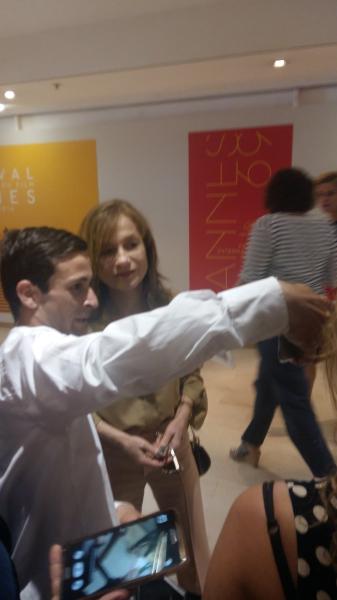 La Huppert partecipa al rito del selfie con un fan