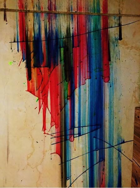 Rimuovere la tempera dal pavimento e accorgersi che è meglio di qualsiasi opera.