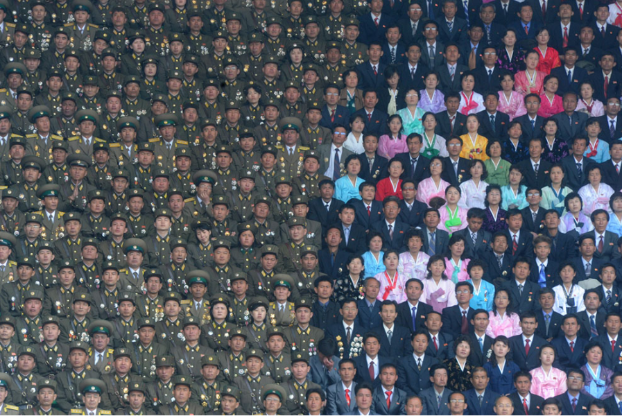 Civili e militari allo stadio Kim II Sung, nella Corea del Nord