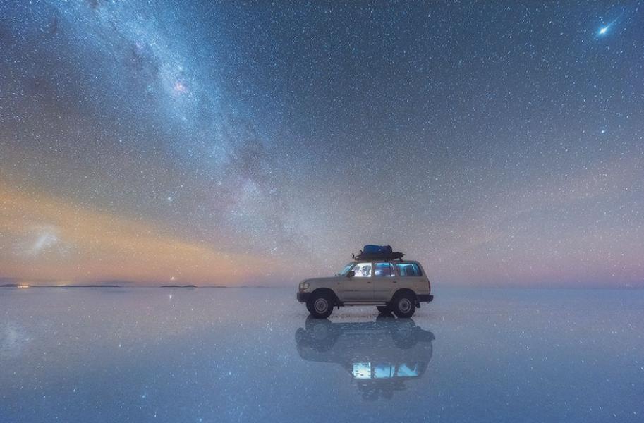 La Jeep del fotografo Kordan sulle distese di sale