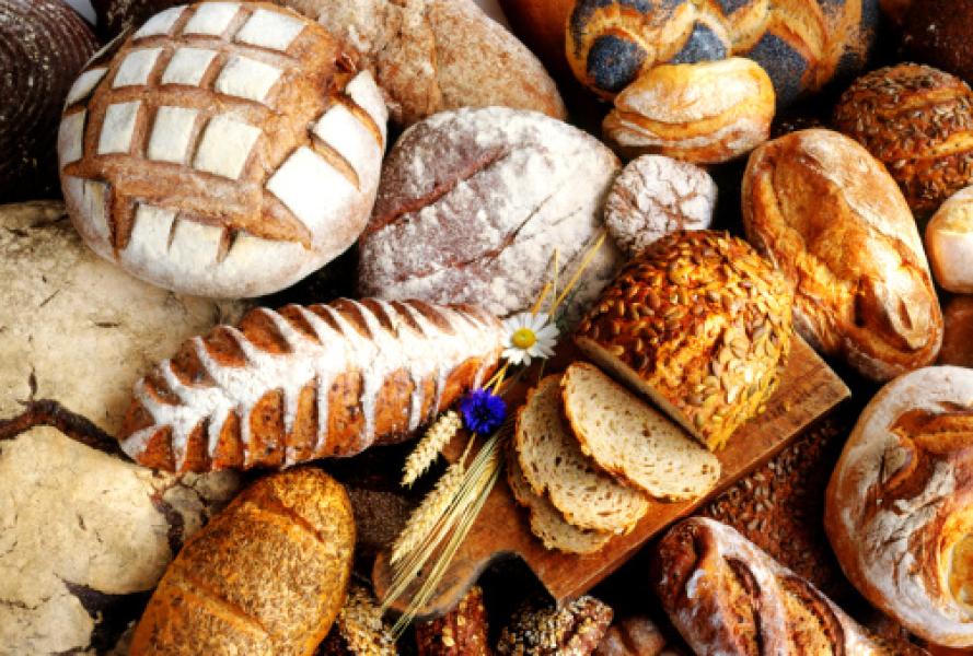   Cade il pane? Lo baci!