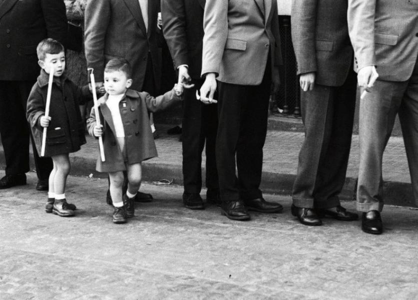 I bambini con i loro padri ad una manifestazione religiosa. Che fosse la Pasqua di resurrezione?