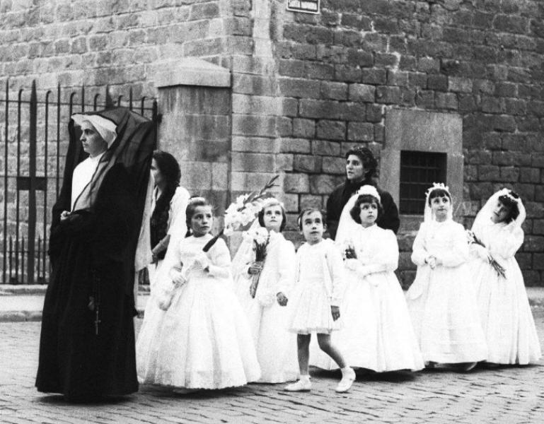 Una delle foto che sta dando maggiori indizi a Tom Sponheim: alcuni utenti pare riconoscano la suora e il collegio