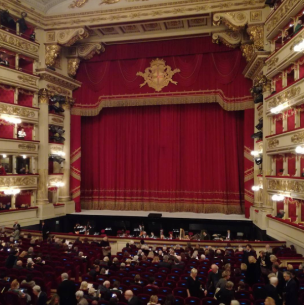 4. Notte in teatro