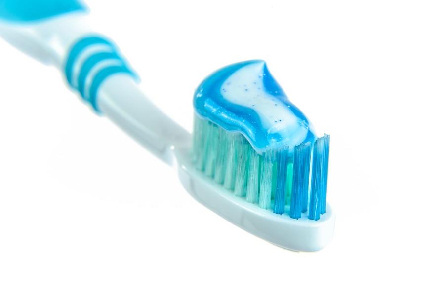 6. Dentifricio per denti bianchi