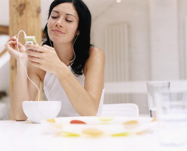 1. Il cibo diventa più saporito mentre ascoltiamo la musica