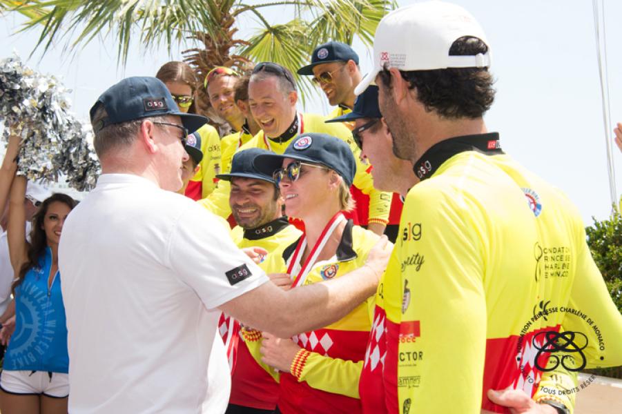 Il Principe Alberto II premia i vincitori: la Principessa Charlène e la squadra Serenity.