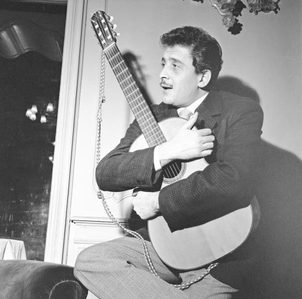 Domenico Modugno 25 anni fa uno degli artisti italiani più amati nel mondo Foto 1 Domenico Modugno 25 anni fa uno degli artisti italiani più amati nel mondo Foto 1
