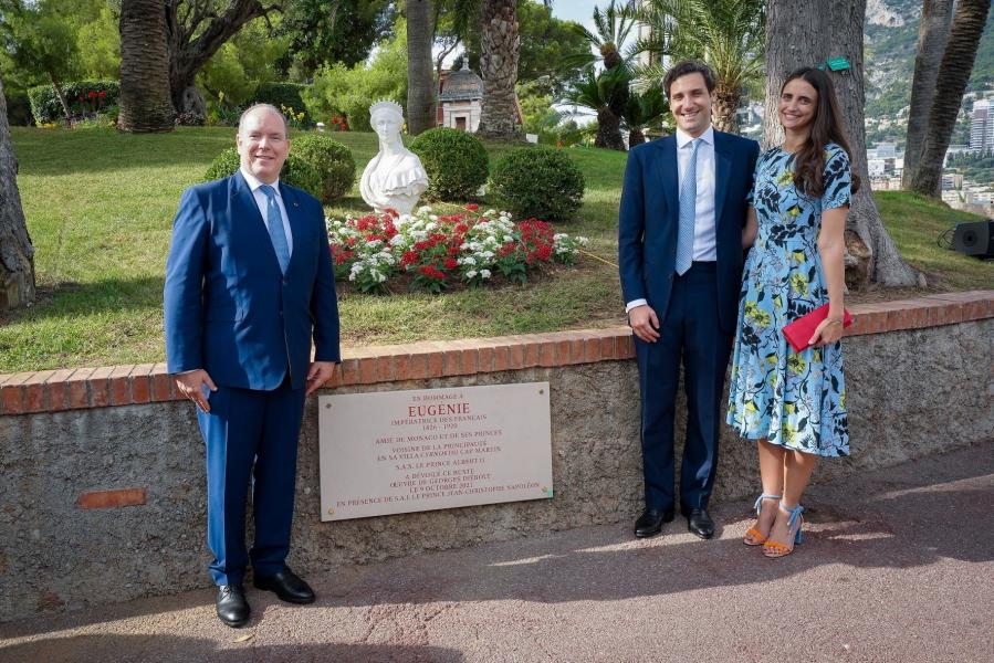 Il Principe Alberto II di Monaco, con il Principe  Jean-Christophe Napoléon e la moglie Olympia davanti al busto dell’Imperatrice Eugenie
