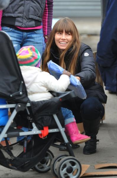 Newlyweds Justin Timberlake & Jessica Biel Help Pass Out Goods to Hurricane Sandy Victims