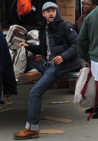 Newlyweds Justin Timberlake & Jessica Biel Help Pass Out Goods to Hurricane Sandy Victims