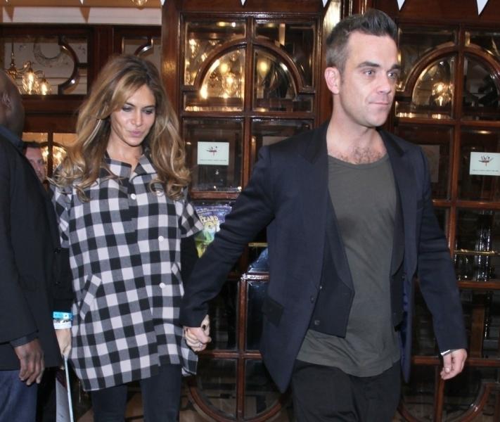 Robbie Williams e Ayda Field leaving The Palladium Theatre after The Royal Variety Show in London