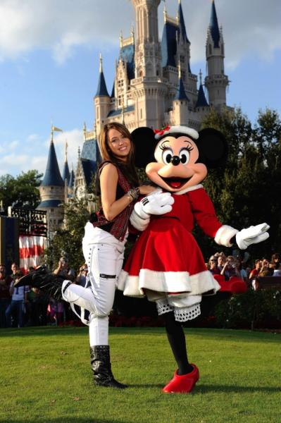  Miley Cyrus e Minnie, nel 2008, durante le registrazioni del "Walt Disney World Christmas Day Parade