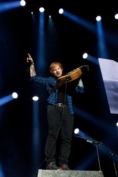 Ed Sheeran compra casa ai genitori